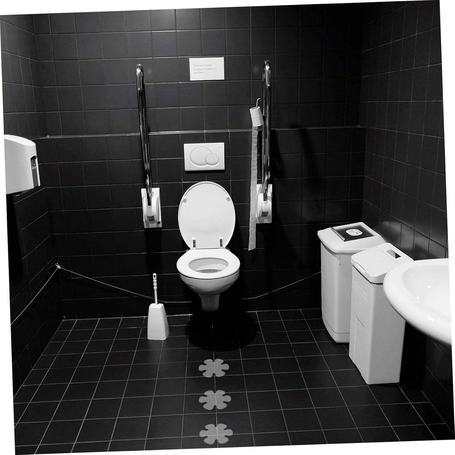 Secure Non-Skid Bathroom stickers with a chic flower design